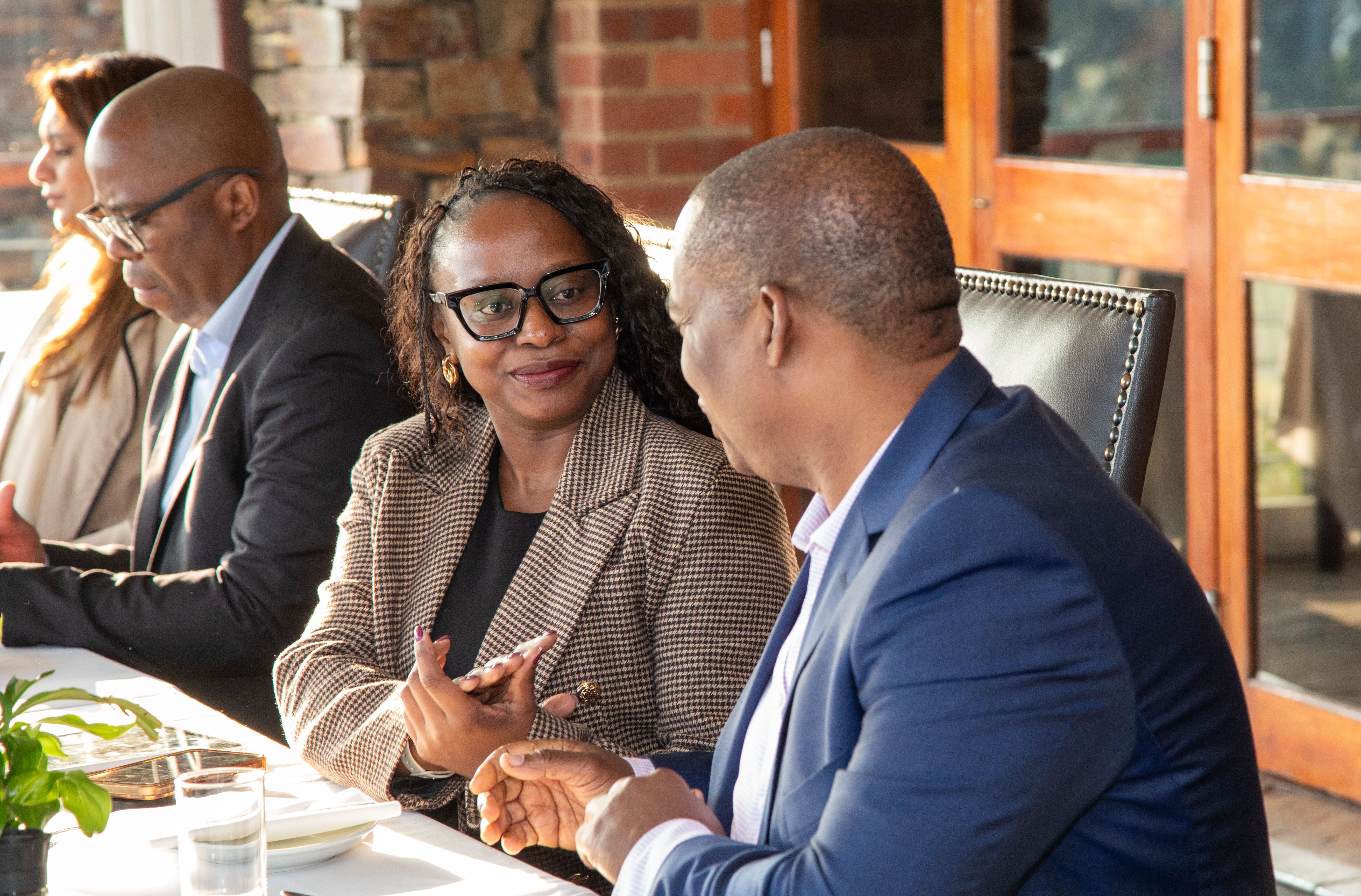 Senior leaders exchanging perspectives at a Hela session